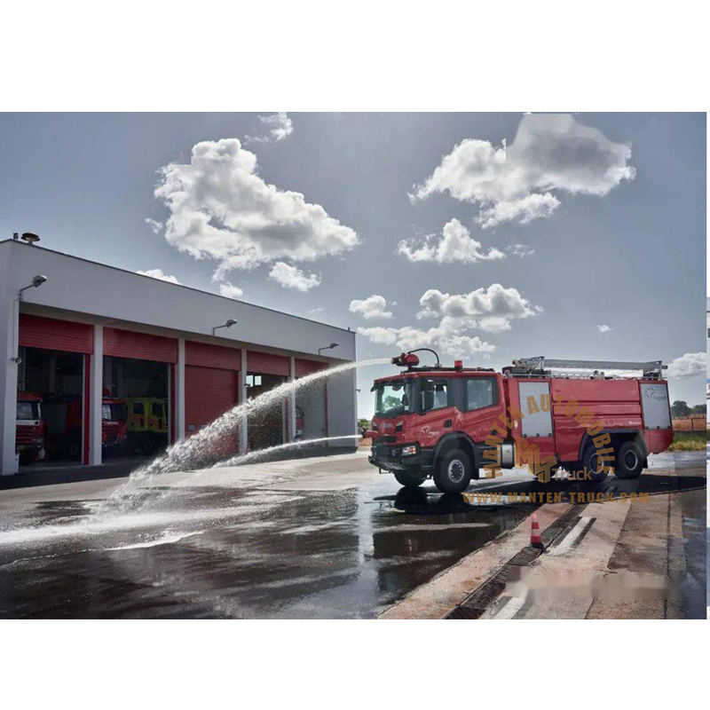Пожарная машина аэропорта с двумя пожарными мониторами